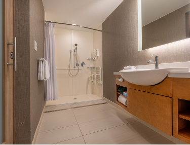 Barrierefreies Bad mit bodengleicher Dusche und Haltegriffen