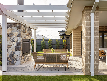 Überdachte Terrasse mit Kamin und Lounge-Möbeln