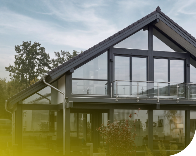 Modernes Fachwerkhaus mit großer verglaster Giebelfront und umlaufender Terrasse
