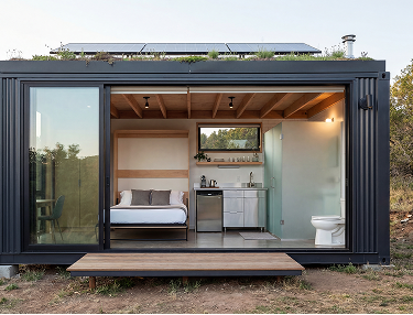 Container-Tiny-House mit offener Glasfront, Bett, Küchenzeile und Bad