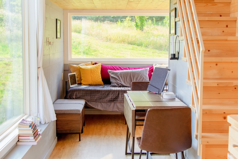 braune weiß gepolsterte Couch mit Holzrahmen